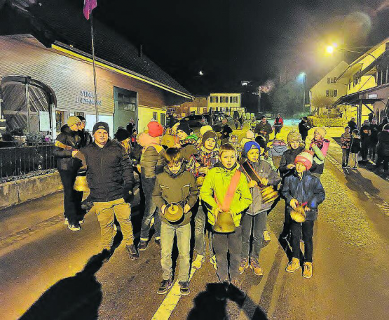29 Kinder beteiligten sich unter Aufsicht der Feuerwehrleute am endlich wieder durchgeführten «Silvester-Glöggele». (Bild: Markus Rohrer)
