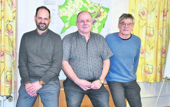 Der Wechsel nimmt seinen Lauf: Gemeindeammann Herbert Räbmatter (Mitte) erhält mit Michael Urben (links) einen erfahrenen Gemeindeschreiber als Nachfolger von Hans Stadler. (Bild: ran)