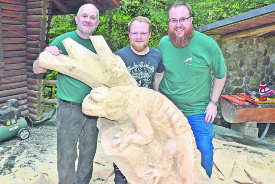 Gemeinsam ging es ans Werk: Dominik Graber, Lukas Senn und NVVK-Präsident Tristan Huber hinter der Salamander-Skulptur in Rohform. (Bilder: aw.)