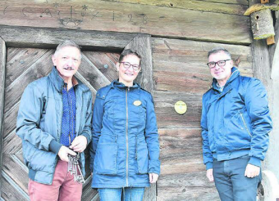 Josef Wey, Claudia Kayrooz und Rashid Kayrooz laden ein, den Erzählpunkt beim Rickenbacher Spycher zu besuchen und in die Geschichte dieses Gebäudes einzutauchen. (Bild: hg.)