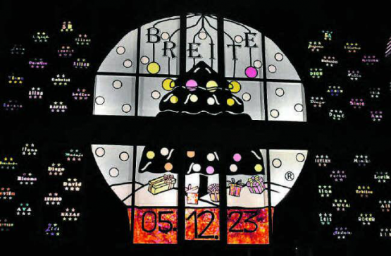 Oh Schneekugel, oh Schneekugel, wie schön sind deine Flocken: Das Adventsfenster beim Schulhaus Breite, gestaltet durch die beiden 5. Klassen. (Bilder: hg.)