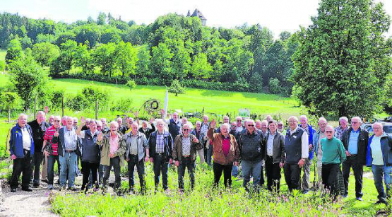 Die Teilnehmer der diesjährigen Generalversammlung der Eidgenössischen Turnveteranen im Landwirtschaftlichen Zentrum Liebegg, Gränichen. Im Hintergrund das Schloss Liebegg. (Bild: zVg.)