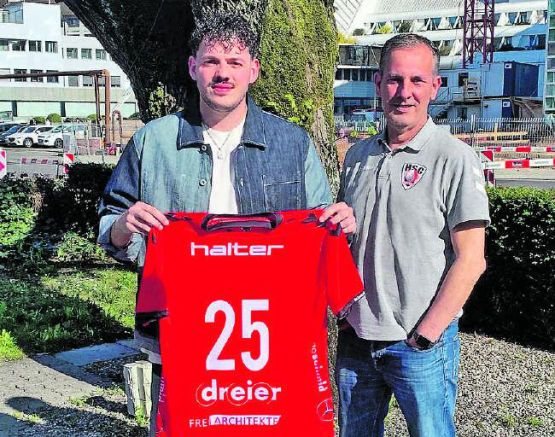 Teammanager Mike Conde (rechts) ist erfreut, dass Raphael Rohr seine Tore bald wieder für den HSC schiesst. (Bild: zVg.)