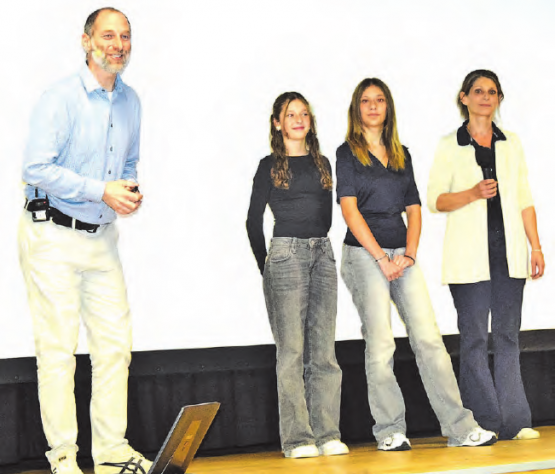 Ein excellenter Redner: David Bittner mit seiner Familie, Rowena, Léonie sowie Ehefrau Cécile (v.l.) nimmt den rauschenden Applaus entgegen. (Bild: Frieda Steffen)