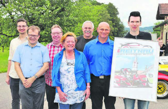 Gründungsakt, vorläufig mit vier Vorstandsmitgliedern: Ganz rechts, eine der Hauptfiguren des Vereins Bergrennen Reitnau, Marc Buchser (mit einem Bild von Künstler Victor Fischer), neben ihm in blauen Hemden, Evelyne Woodtli und Roger Feller von der «Equipe Bernoise», die restlichen Männer von rechts: Beat Wälti, Alain Martin und Roger Lehner (Vorstand Verein) und ganz aussen Gemeinderat Nando Suter. (Bilder: Remo Conoci)