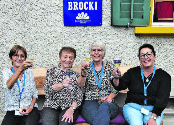 Ein Prost auf ein Jahr und eine neue Bank (v.l.): Annemarie Widmer, Hedi Fischer, Christine Zeller und Silvia Bäni. (Bild: st.)