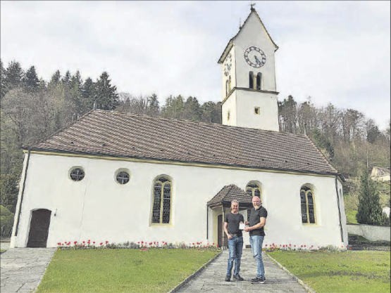 An der offiziellen Übergabe der Kirchenbuchdaten überreichte Gemeindeammann Erich Hunziker (r.) Autor Rolf Bolliger ein kleines Dankeschön. (Bild: zVg.)