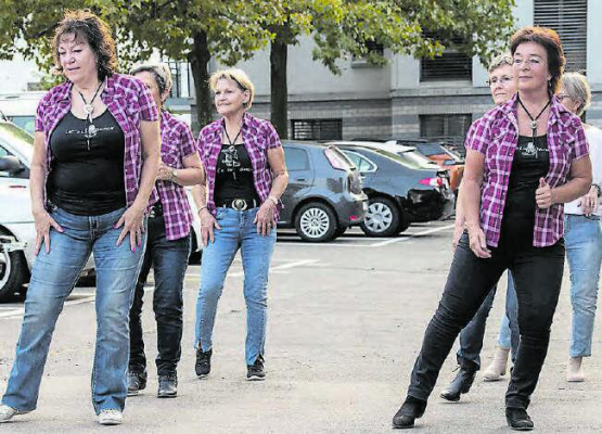 Line-Dance made in Dürrenäsch: Die Line-Dancers begleiten oftmals die Musiker der WynaWest Band und umrahmen den Anlass mit dem richtigen Country-Feeling. (Bilder: dr.)