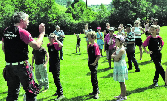 Umfassende Information: Ueli Sommerhalder erklärte den vielen anwesenden Jugendlichen, um was er hier geht. (Bilder: st.)