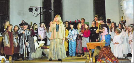 Ein Riesenaufwand steckt hinter diesem Krippenspiel: Pfarrerin Nadine Hassler Bütschi dankte allen, die sich in irgend einer Weise beteiligten. (Bilder: st.)