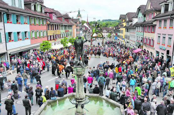Der Höhepunkt ist da: Der feierliche Einzug im Flecken von Beromünster, begleitet von zahlreichen Zuschauern am Strassenrand. (Bilder: uke.)