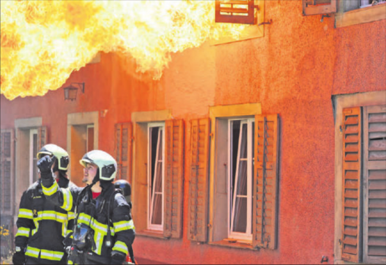 Auch wenn es nur eine Show für das Publikum war: die Angehörigen der Feuerwehr Entfelden-Muhen wussten nicht genau, was im brennenden Haus alles auf sie zukommt. (Bilder: rc.)