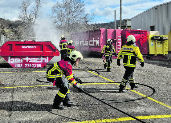 Zeigten vollen Einsatz: Die neueingeteilten Angehörigen der Feuerwehr. (Bilder: zVg.)