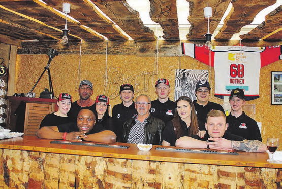 Spieler und Spielerfrauen der Red Lions Reinach als Kellnerinnen und Kellner(v. l.): Pascale Kurt, Glody Bonga-Bonga, Patrick Rothen,Tatjana Dimitri,Alessandro Köppel (neu von Uzwil), Gastgeber Markus Gautschi, Eriks Zubulis, Isabel Naas, Marc Witschi, Gian-Andri Gegenschatz (neu von Will), Jan Vogt. (Bilder: af.)