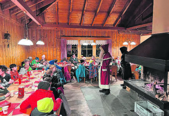 Gemütlicher Lok Reinach-Event: Die Junioren von der E bis U16 Stufe erhielten in der Waldhütte Besuch vom Samichlaus. (Bild: zVg.)