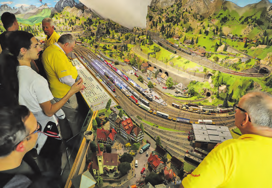Die Eisenbahn- und Modellbaufreunde WSB kümmern sich um die detailreiche SBB-Anlage – die zahlreichen Besucher faszinierte die unbekannte Welt. (Bilder: Remo Conoci)