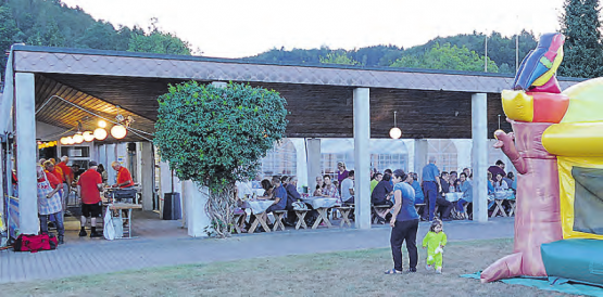Die Männerriege Oberkulm lud zum Sommerfest: Eine Gumpiburg für die Kinder, Volleyballspiele für die Sportlichen und Raclette für die Hungrigen. (Bild: zVg.)