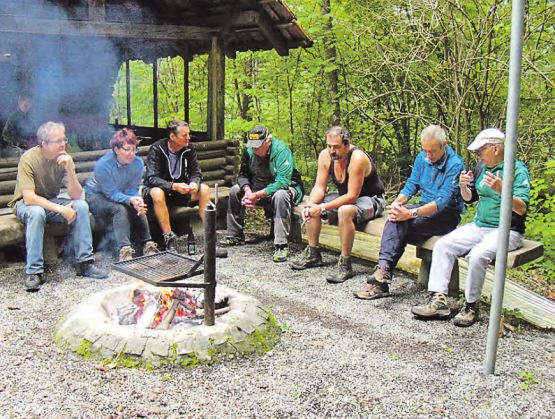 Verpflegung bei der Semmlenhütte: Der wohlverdiente Lohn für die schweisstreibende Arbeit zugunsten der Natur und der Menschen. (Bild: zVg.)