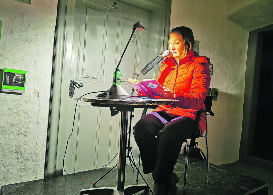 Grausliches aus dem «Jahr ohne Sommer»: SRF-Meteorologin Sabine Balmer las an der Gespensternacht im Schloss Hallwyl aus «Frankenstein». (Bild: zVg.)