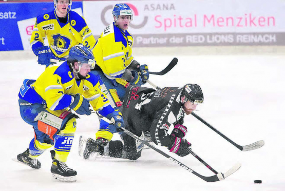 Ebenbürtig − und den Arosa-Spielern manchmal sogar einen Schritt voraus: Reinachs Marco Vogt in Begleitung die Aroser Thomas Michel (2), Luka Carevic (3) und David Rataggi. (Bild: rc.)