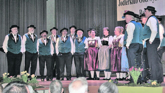 «Bi üs im Oberwynental»: Der Jodlerklub Oberwynental lud zum abwechslungsreichen Jahreskonzert ein. (Bilder: hh.)