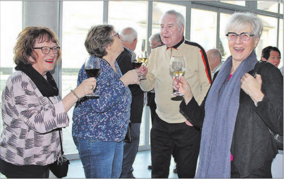 Aufs neue Jahr anstossen, sich über Wünsche austauschen und das Zusammensein geniessen. (Bild: Graziella Jämsä)