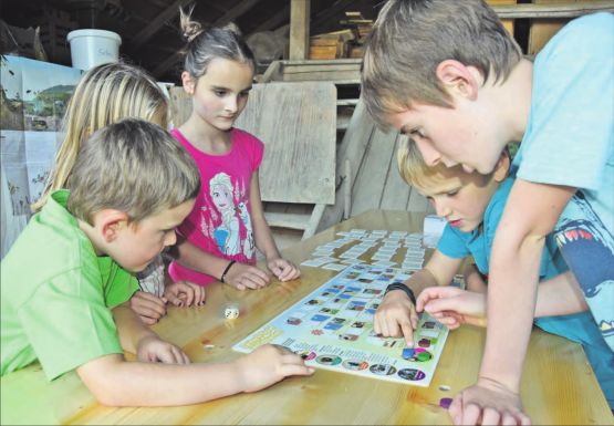 Spannung und Spass für die Kinder: Spielend lernen dank eines «Leiterlispiels» zum Thema Wildbienen. (Bilder: st.)