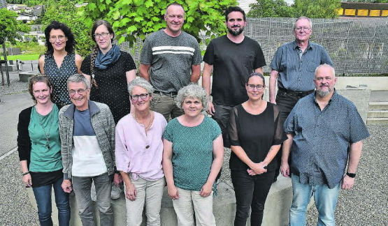 Die Jubilare stellen sich dem Fotografen: Nicht alle nahmen am Schulschlussessen teil, rechts vorne Gesamtschulleiter Dino Carpanetti. (Bild: aw.)