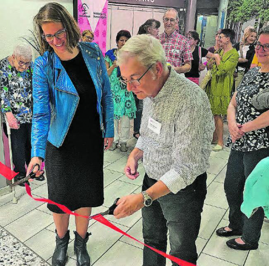 Schnitten das Band durch: Christina Zweifel und Thomas Jenelten eröffneten den Parcours im Alterszentrum Schöftland. (Bilder aw.)