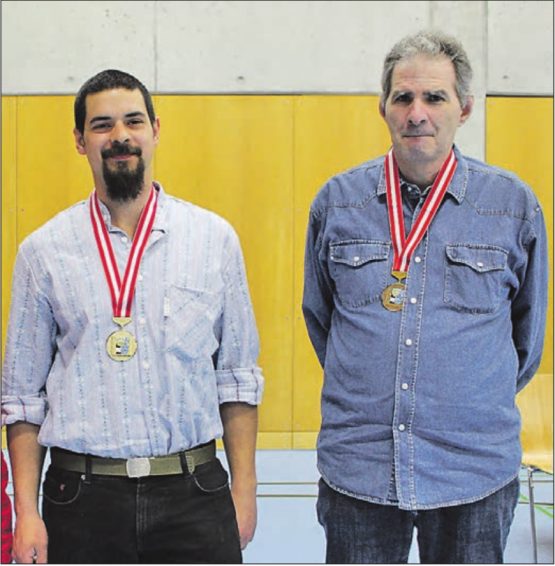 Ausgezeichnet: Armin Leuenberger konnte die Goldmedaille für den 1. Rang und Adrian Huwiler die Bronzemedaille für den 3. Rang in der Bezirksmeisterschaft 2018 in Empfang nehmen. (Bild: zVg.)