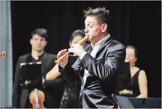 Virtuos und lebendig verwandelt er das Blockflöten-Spiel in ein bezauberndes Konzert: Maurice Steger, zusammen mit dem Aargauer Ensemble CHAARTS Chamber Artists. (Bilder: Remo Conoci)