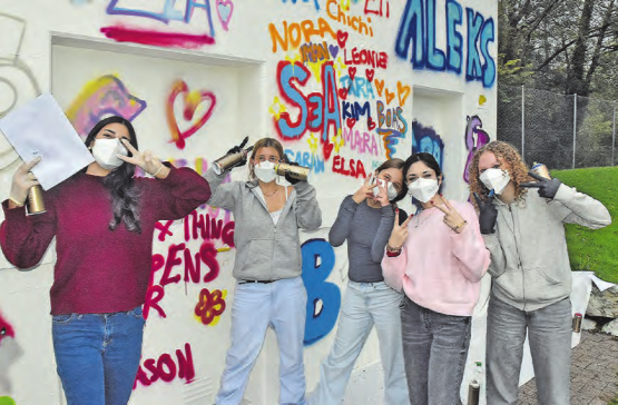 Ein beliebter Workshop beim Schwimmbad Rütimatten: Ausgelassen präsentieren Schülerinnen ihre Graffiti-Kunst. (Bilder: aw.)