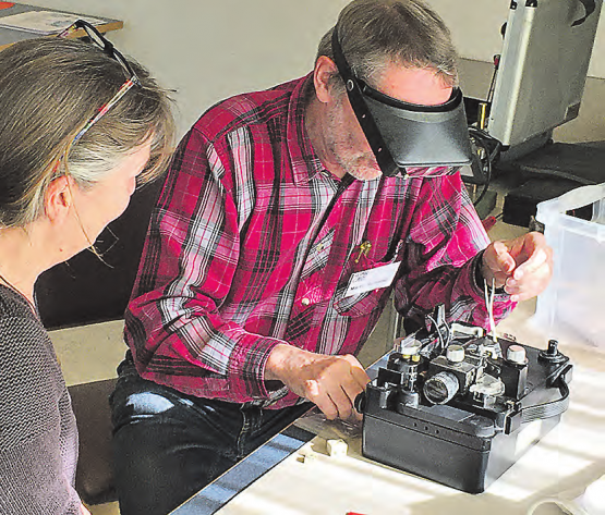 Reparieren statt wegwerfen: Das Repair Café Schöftland ist neu im Feuerwehrlokal angesiedelt. (Bild: zVg.)