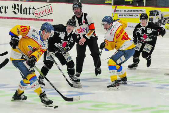 Aus dem Weg! Simon Pfister (Nr. 42) und Schiedsrichter Thomas Aegerter stehen dem Dübendorfer Lukas Schläppi (Nr. 29) im Weg – dennoch wird dem Stürmer noch der Anschlusstreffer gelingen. (Bild: Roland Jaus)