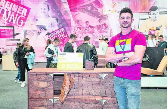 Simone Scozzi mit seinem Siegerbeitrag, einem Sideboard aus amerikanischem und europäischem Nussbaum. (Bild: zVg.)