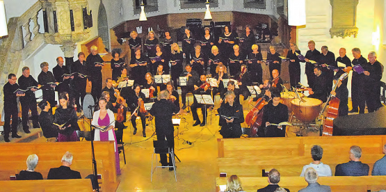 Gegen 60 Mitwirkende sorgen für einen wunderbaren Konzertabend: Die Cappella dei Grilli hat sich dieses Jahr an Rossinis «Stabat Mater» herangewagt. (Bilder: st.)
