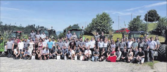 Sie haben auf einem einzigen Bild fast keinen Platz: Die 95 erfolgreichen frisch ausgebildeten Landwirte und Agrarpraktiker. (Bild: zVg.)