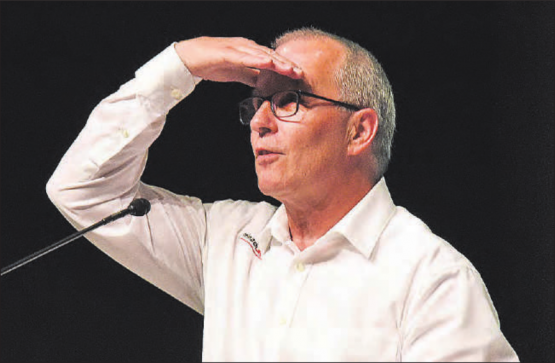 Suchte und fand Mehrheiten: Gemeindeammann Jules Giger stand im Scheinwerferlicht und hatte deshalb Mühe, die hochgestreckten Arme zu sehen. (Bild: mars.)