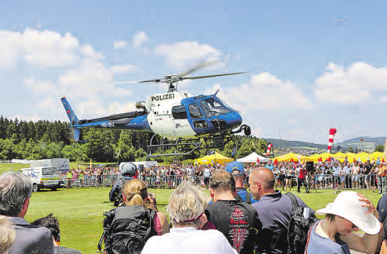 Höhepunkt an der «Flüügerchilbi» in Beromünster: Der einzige Polizei-Helikopter der Schweiz, ein Eurocopter AS350B3 «Ecureuil», hebt ab. (Bild: esw.)