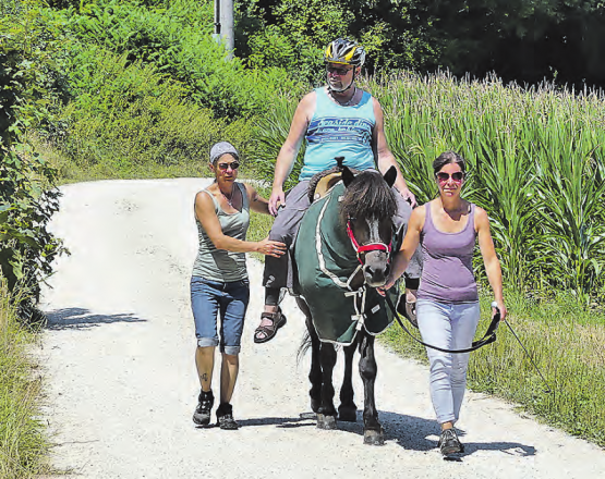 Erholung und Anstrengung zugleich: Die Hippotherapie-K stärkt dem Patienten die Rückenmuskulatur und fördert die Beweglichkeit. Erhard Bauhofer auf Hedin, unterwegs mit Annette Baumgartner (li.) und Gabriela Morgenthaler. (Bilder: moha.)