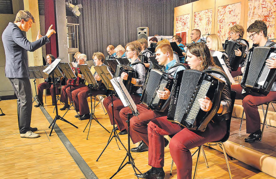 Das Orchester des Handharmonika-Clubs Staffelbach präsentierte sich mit einem abwechslungsreichen Liederzyklus. (Bilder: aw.)
