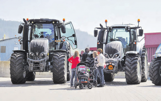 Agro Hausmesse der Sebastian Müller AG im Bohler in Rickenbach: Gross und Klein begutachtet die ausgestellten Maschinen. (Bilder: zVg.)