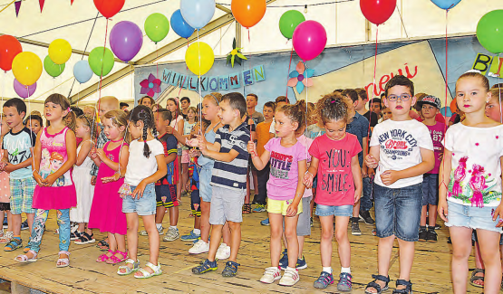 Schüler waren die Hauptakteure an der Einweihungsfeier: «99 Luftballön sind am Himmel z gse wie schön» sangen die Kindergärtler. (Bilder: aw.)