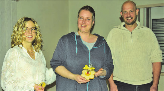 André Windisch dankte ihnen für den aussergewöhnlichen Einsatz: Claudia Streiff, Schulverwaltung (li.) und Alexandra Huber bewältigten die zahlreich anfallenden Arbeiten scheinbar mit links.