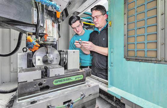 Zukunftsorientiert: Eichenberger bildet die nächste Generation von Gewindetrieb-Experten selber aus.