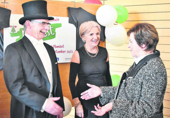 Welch ein Empfang: Der Gemeinderat Gontenschwil, im Bild Frau Gemeindeammann Renate Gautschy und Vizeammann Bruno Ellenberger, begrüsst die Gäste zum Neujahrsapéro. (Bilder: hg.)