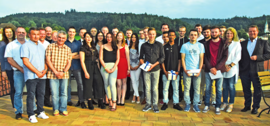 Es braucht einiges, um 22 junge Menschen flott durch die Prüfung zu bringen: Zum Abschluss posierten die Absolvierenden mit ihren Ausbildnern gemeinsam auf der Terrasse des Classic Centers in Safenwil. (Bilder: st.)