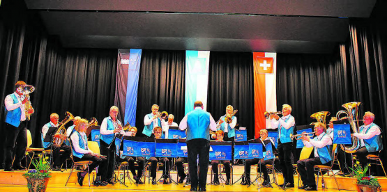 Die Mitglieder der Musikgesellschaft Leutwil spielten nicht nur mit Begeisterung. Sie steckten Zuschauerinnen und Zuschauer nur zu gerne damit an. (Bilder: grh)