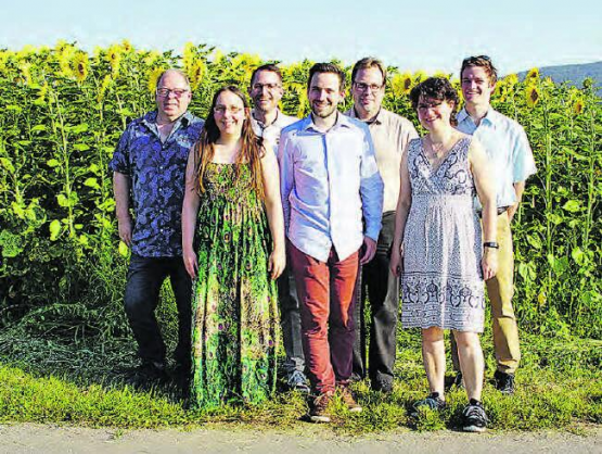 Die Grossratskandidaten der EVP Bezirk Kulm verteilten Sonnenblumen: (v.l.n.r.) Chris von Schoultz, Rahel Seibert, Jonas Weber, Uriel Seibert, Jürg Kuhn, Andrea Alpstäg-Wöhrle, Philipp Dätwyler, es fehlen Isabel Da Costa und Leonie Altwegg. (Bild: zVg.)