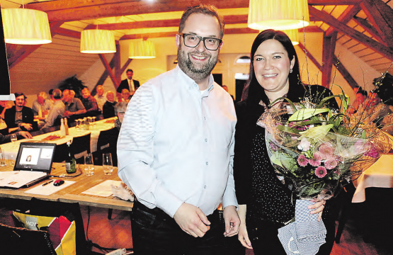 Führungswechsel beim Handwerker- und Gewerbeverein Schöftland und Umgebung: Der abtretende Präsident Ueli Watzel übergibt seiner Nachfolgerin Kornelia Tanner das Zepter mit einem Blumenstrauss. (Bild: Remo Conoci)